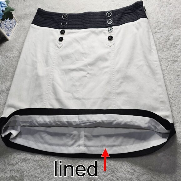 White House Black Market Skirt – Contrast Button Trim – NWT – Size 2 – Lined - Picture 4 of 11